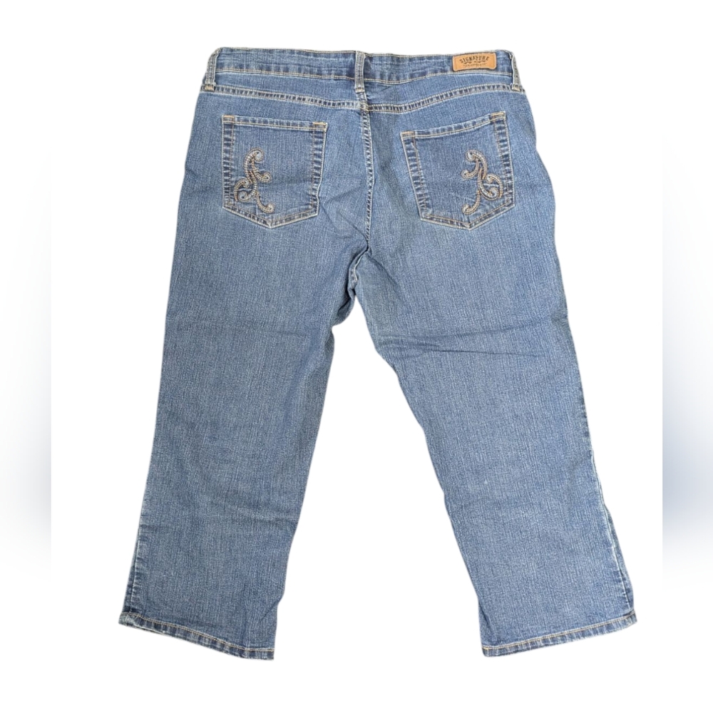 Levi's Blue Jeans Cropped Style - Picture 2 of 6